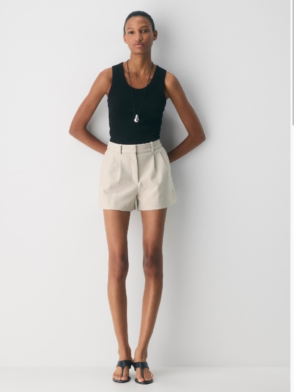 Aritzia Babaton Pleated Mini Short – Heather Matte Pearl – Size 12 – NWOT